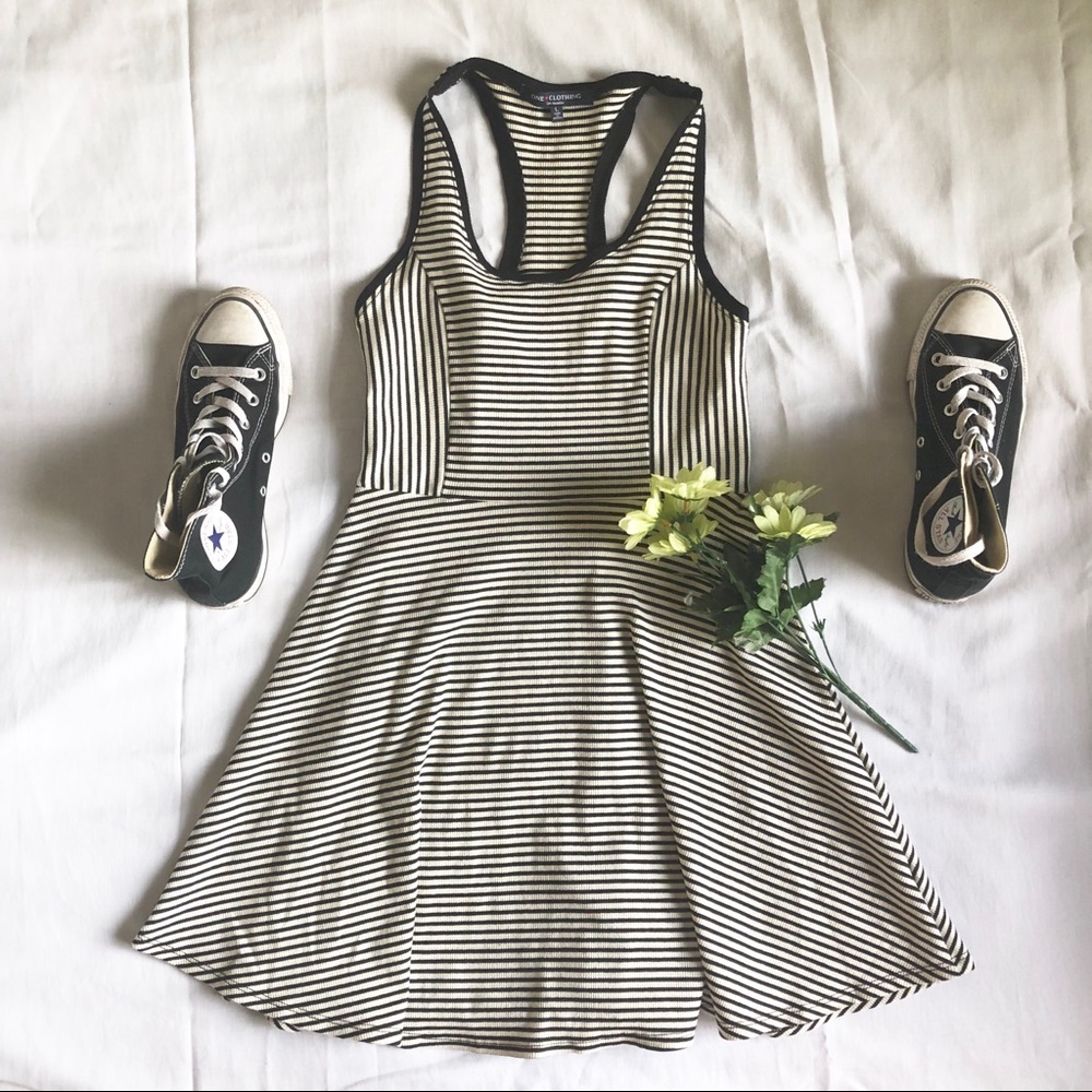 👗Black & White Sleeveless Skater 👗